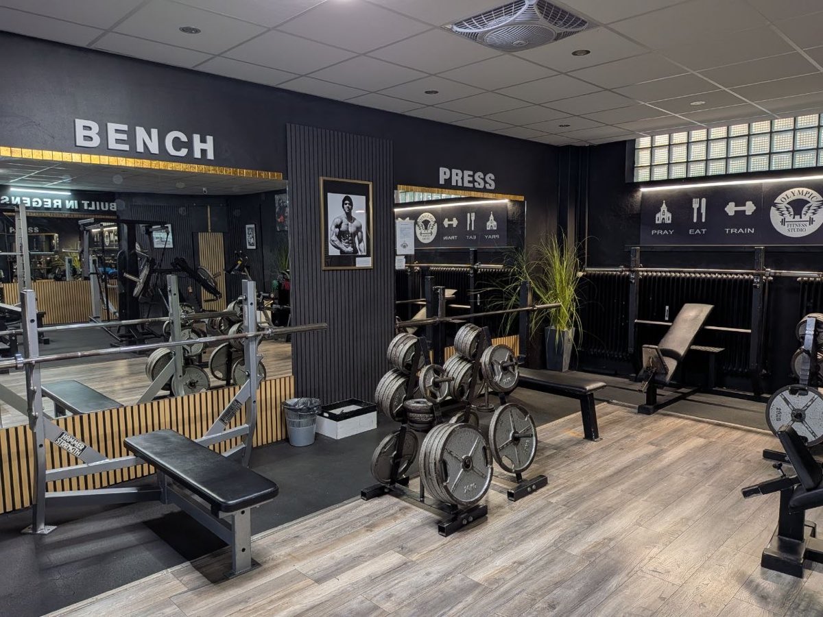 Bench-Press-Bereich mit Hantelbänken und Gewichtsscheiben