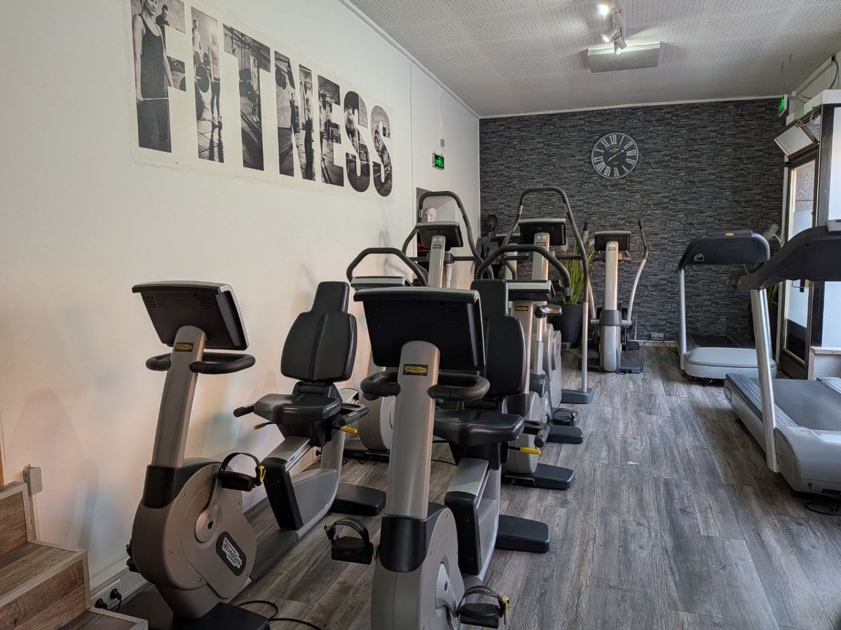 Cardio-Bereich mit Ergometern, Crosstrainern und Laufbändern