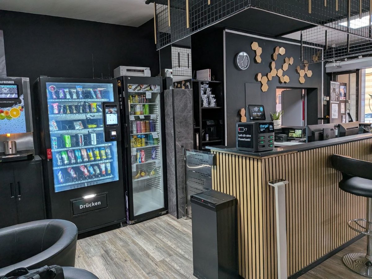 Empfangsbereich mit Getränkekühlschrank und Automaten