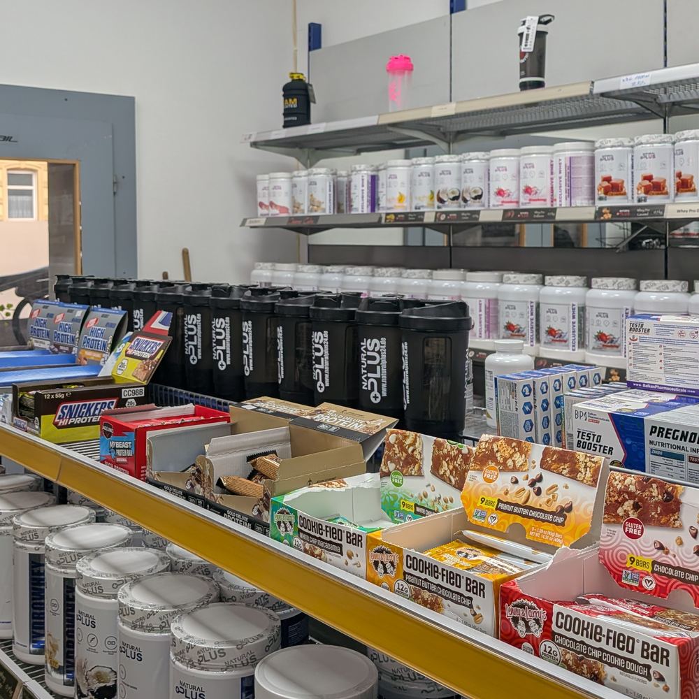 Regal mit Protein-Riegeln und Snacks