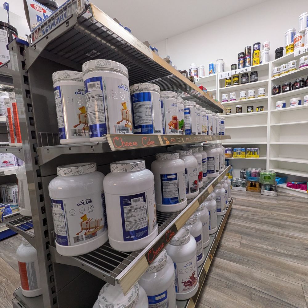 Großgebinde Proteinpulver im Regal